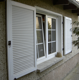 Nebenhaus, Deutschland - Sprossenfenster mit Klappladen